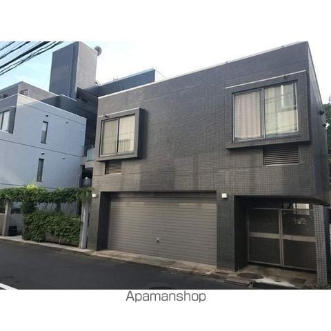 原宿東急アパートメントの玄関写真