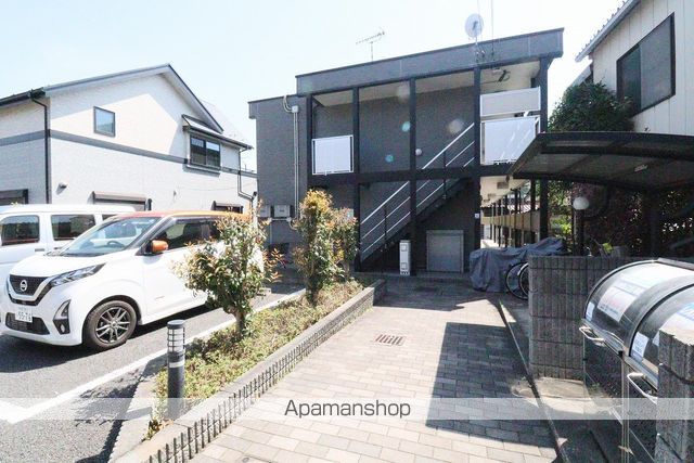 レオパレスシャトレーの玄関写真