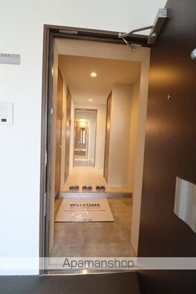 Ｓｈａｌｌｏｗ　Ｇａｒｄｅｎ　Ａ棟[2LDK/64.5m2]の玄関