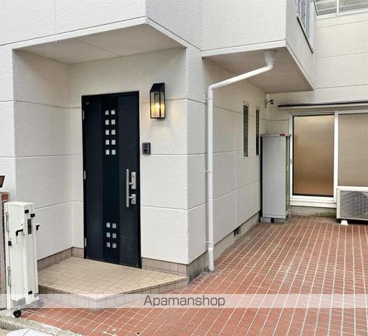 小田急電鉄小田原線 祖師ヶ谷大蔵駅 徒歩8分 2階建 築32年の玄関写真