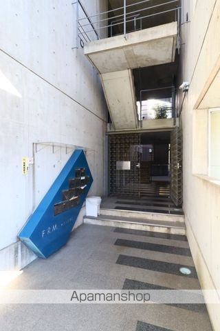 FRMビルディングの玄関写真