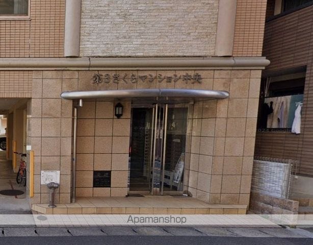 第3さくらマンション中央の玄関写真