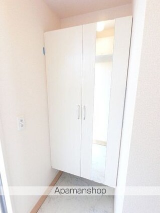 レガーロ[1R/30.27m2]の玄関