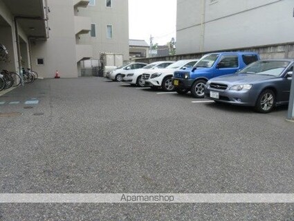 グレイスハイツ東中通タワー[1K/31.77m2]の駐車場