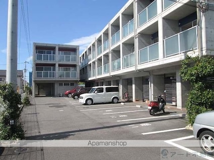 メゾン鷹子[3LDK/102.61m2]の駐車場