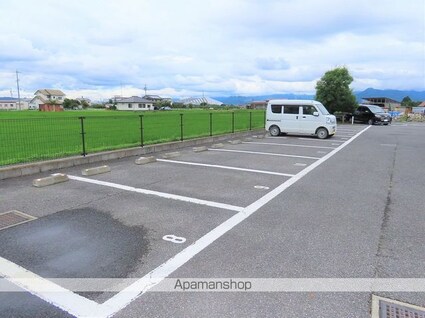 レオパレスＣｏｒｎｉｏｌｏ[1K/23.61m2]の駐車場2
