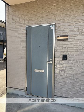 ガーデンヒルズ広瀬C棟の玄関写真
