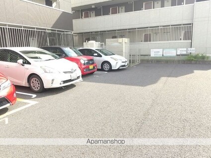 ヒールコート[1K/32.18m2]の駐車場