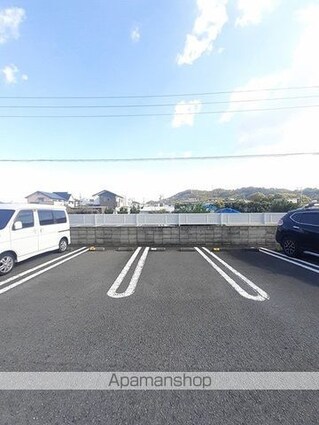 アズゥール[3LDK/70.39m2]の駐車場3