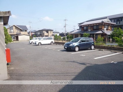 ファミール林[2LDK/52.09m2]の駐車場1