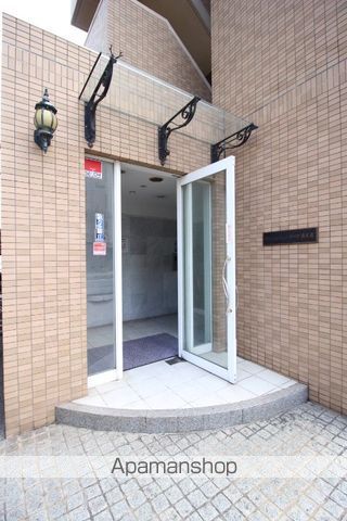 マンションニューヨーク医大東の玄関写真