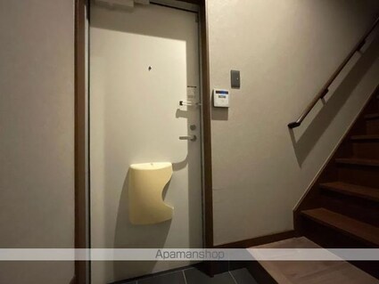 アルカディアガレージ元山Ａ・Ｂ[1R/74.25m2]の玄関