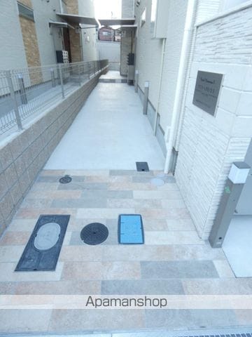クリエオーレ茨田大宮IVの玄関写真