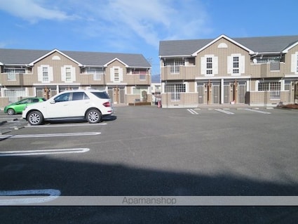 山梨県甲斐市大下条[2DK/44.34m2]の駐車場