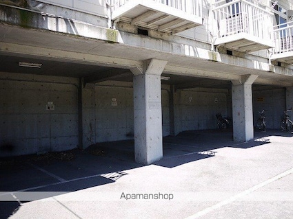 ラ・ヴィ豊平Ａ棟[1K/26m2]の駐車場