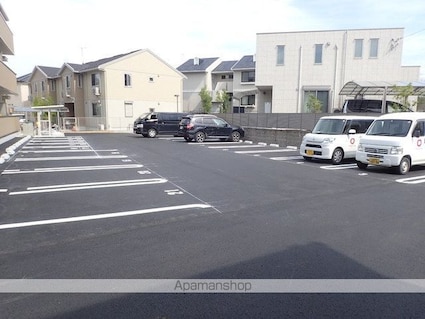 ベルジュオッツ[2LDK/58.37m2]の駐車場