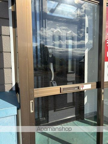 ＪＲ函館本線 滝川駅 バス乗車時間：25分 最寄りバス停で下車 徒歩5分 2階建 築43年の玄関写真