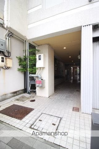 栄光ビルの玄関写真