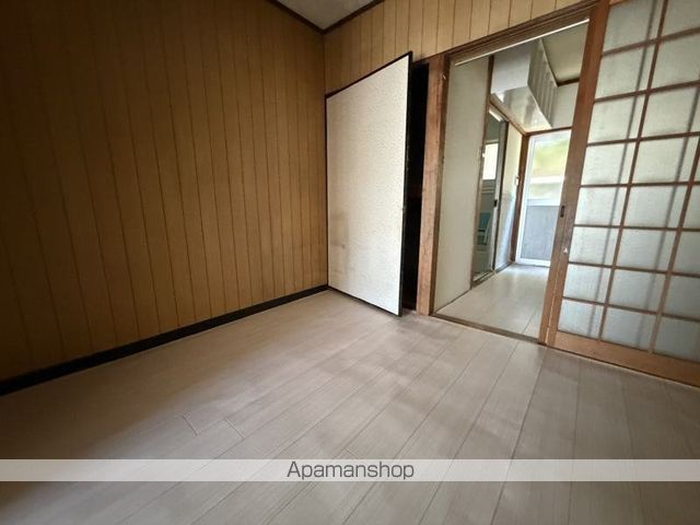 岡5丁目貸家 右の内装写真