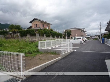 アヴニール[1LDK/42.8m2]の駐車場