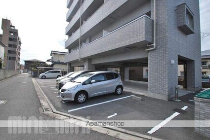 ヴァン・ボヌール斎院[1LDK/32.88m2]の駐車場