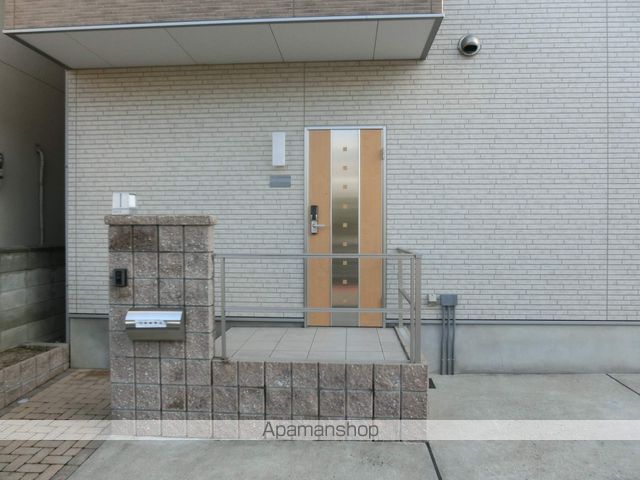今城町タウンハウスIIの玄関写真