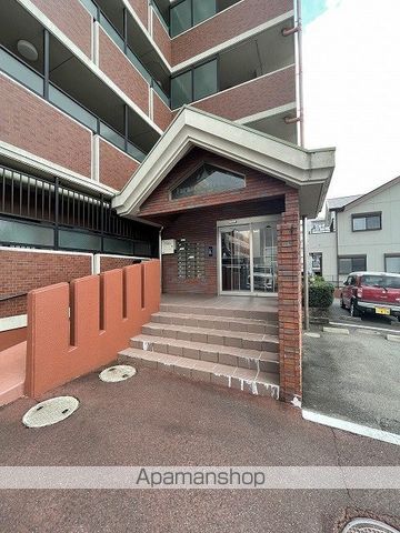 ファーニス白壁の玄関写真