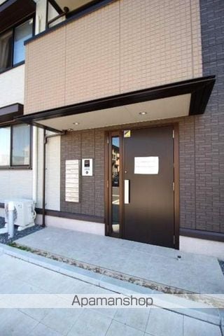 セカンドコート B棟の玄関写真