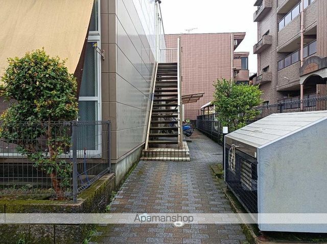 レオパレスアリーナの玄関写真