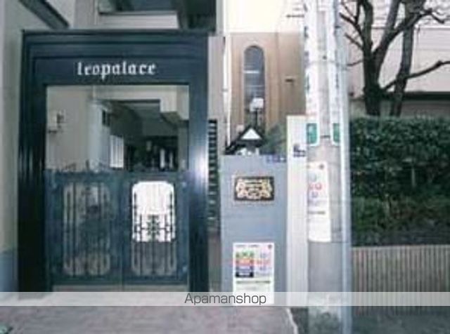 レオパレス新宿A館の玄関写真
