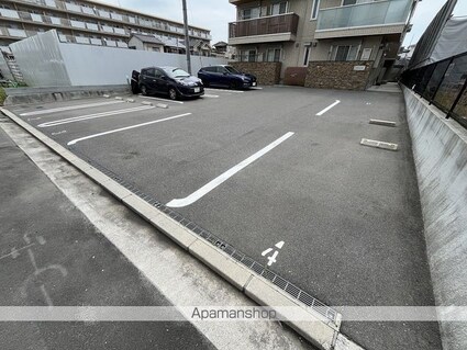 サリオス庚午北[1LDK/50.2m2]の駐車場