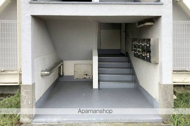 ビレッジハウス大泉2号棟の玄関写真