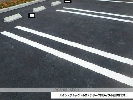 ルミエール・ＫーⅥ[1R/32.23m2]の駐車場