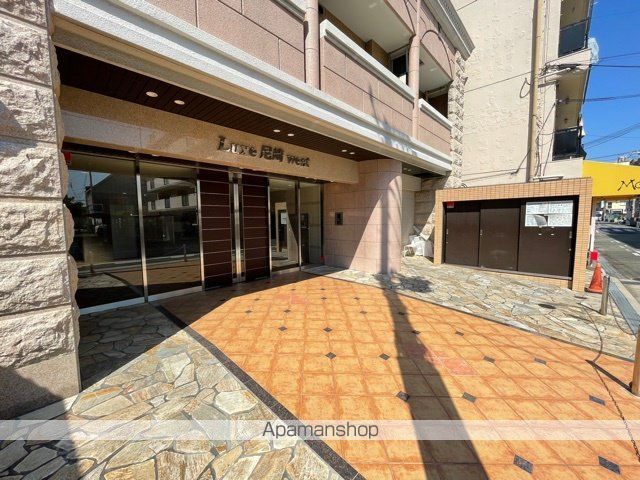 ラグゼ尼崎WESTの玄関写真