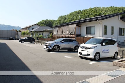 エレガンテ　Ⅰ[1LDK/45.84m2]の駐車場1