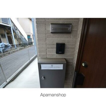 北新宿２ー５ー３３[1K/25.67m2]のエントランス1