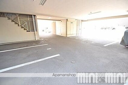 ヴァレーレ萱町[1LDK/32.63m2]の駐車場