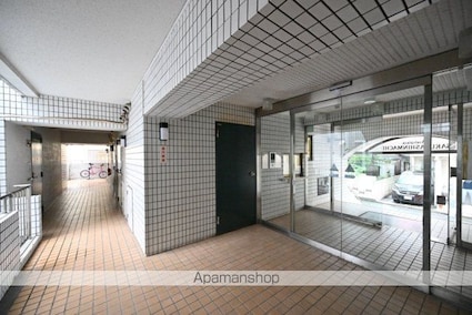 東京都世田谷区弦巻３丁目[1R/17.01m2]のエントランス1