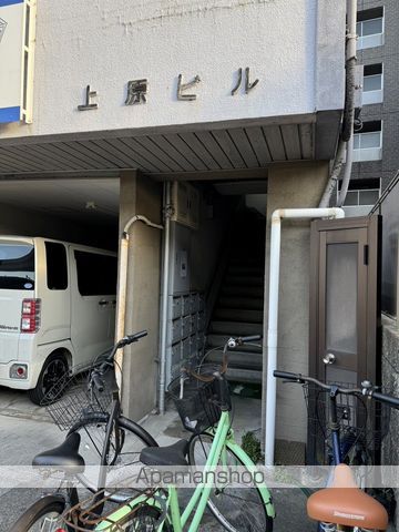 上原ビルの玄関写真