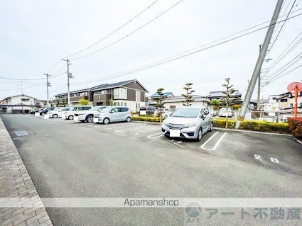 Ｍ’ｓガーデン　Ａ棟[2LDK/62.45m2]の駐車場1