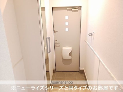 Ｋ，ａｕｔｕｍｎ　ｌｅａｖｅｓ[1LDK/50.01m2]の玄関