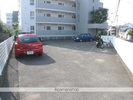 プティボワ[1DK/27.5m2]の駐車場1