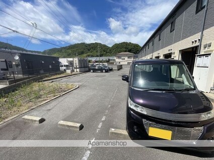 レオパレスウェル[1K/28.02m2]の駐車場1