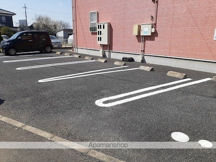 ジュネス小絹[2LDK/58.86m2]の駐車場