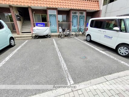 プチメゾン若里[1K/24.96m2]の駐車場2