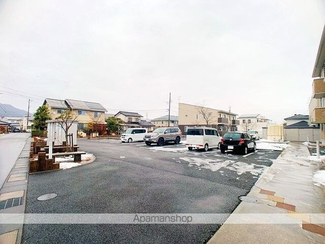 パークタウン三本柳[2LDK/58.22m2]の駐車場