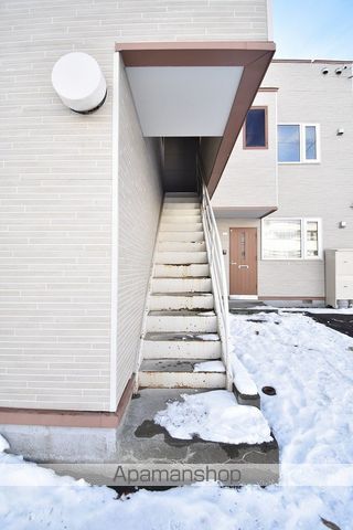 レラコート八軒の玄関写真