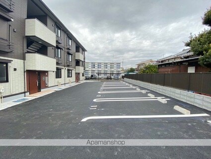 エンブレム[1LDK/44.62m2]の駐車場