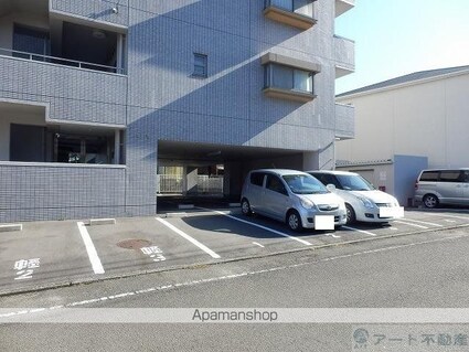 ロイヤルアットハイツ[1K/30.4m2]の駐車場1