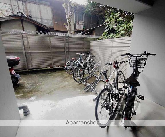 フォース二条城東の玄関写真